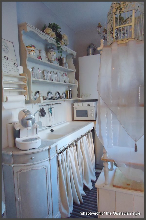 marzia-sofia-salvestrini Interior Decorator: Ricetta: Come inventarsi le  tendine da lavabo, alla maniera ShabbyPiccole novità in cucina