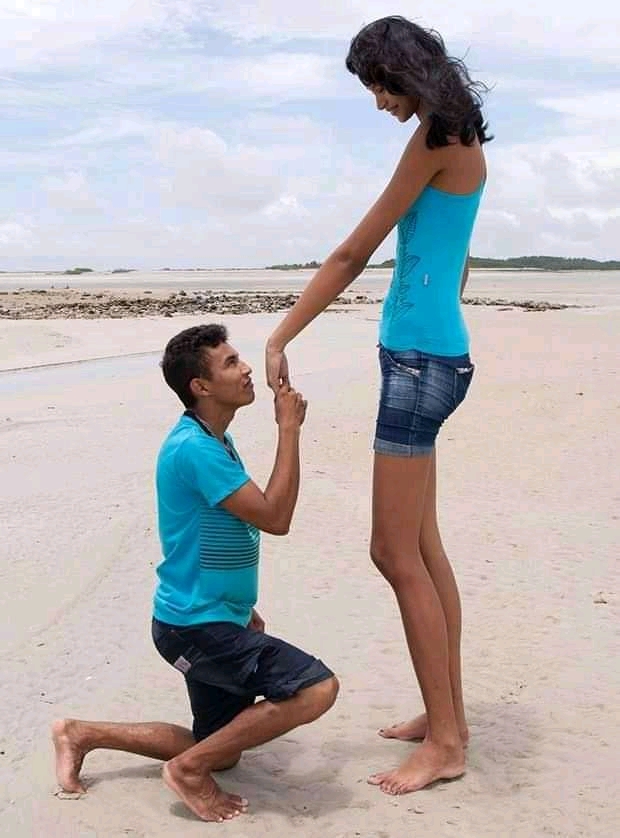 La femme la plus grande du monde( 2,59m) a enfin trouvé un fiancé, et il mesure 1,62m