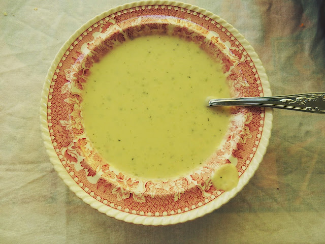 Kukkakaali-kesäkurpitsakeitto