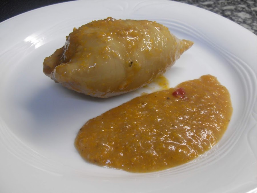 Calamar entero relleno de carne.