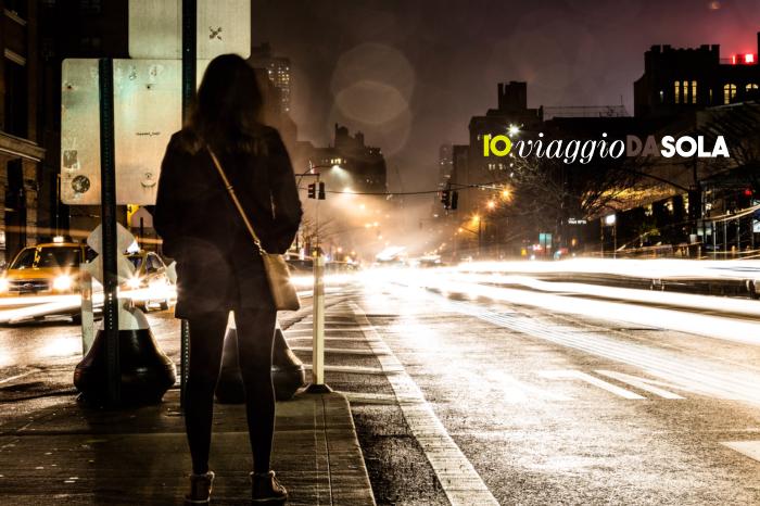 Andare sola per la città/ e non c'è niente di male/ ma una ragazza/ chissà perché/ questo non lo può fare/ #ioviaggiodasola: 7 libri che parlano di donne in viaggio - Sola, di notte