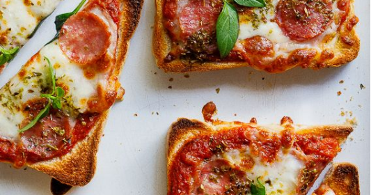 EASY PIZZA TOAST #LUNCH #QUICKRECIPE - Media Food and Nutrition Degree
