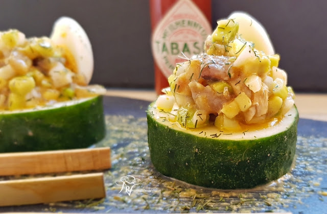 Tartar de salazones sobre pepino Tartar de salazones sobre pepino