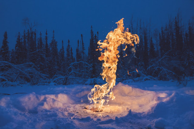 Метан поднялся по размякшему грунту. Ученые пробурили тонкий лёд над ним и подожгли. Аляска, США