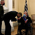 Ιάκωβος Τσούνης: Η συγκλονιστική φωτογραφία με τον υφυπουργό Άμυνας Αλκιβιάδη Στεφανή να του φιλά το χέρι