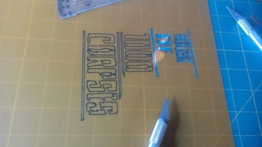 Vaciamos con un cúter el plástico para luego poder "serigrafiar" a mano sobre la camiseta.