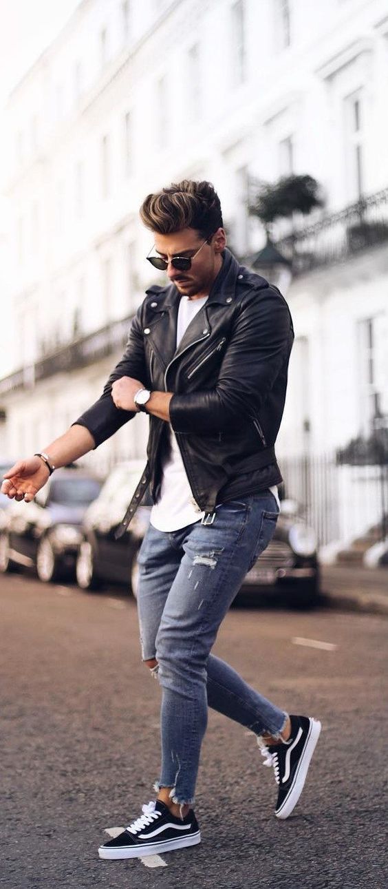 jaqueta de couro e calça jeans