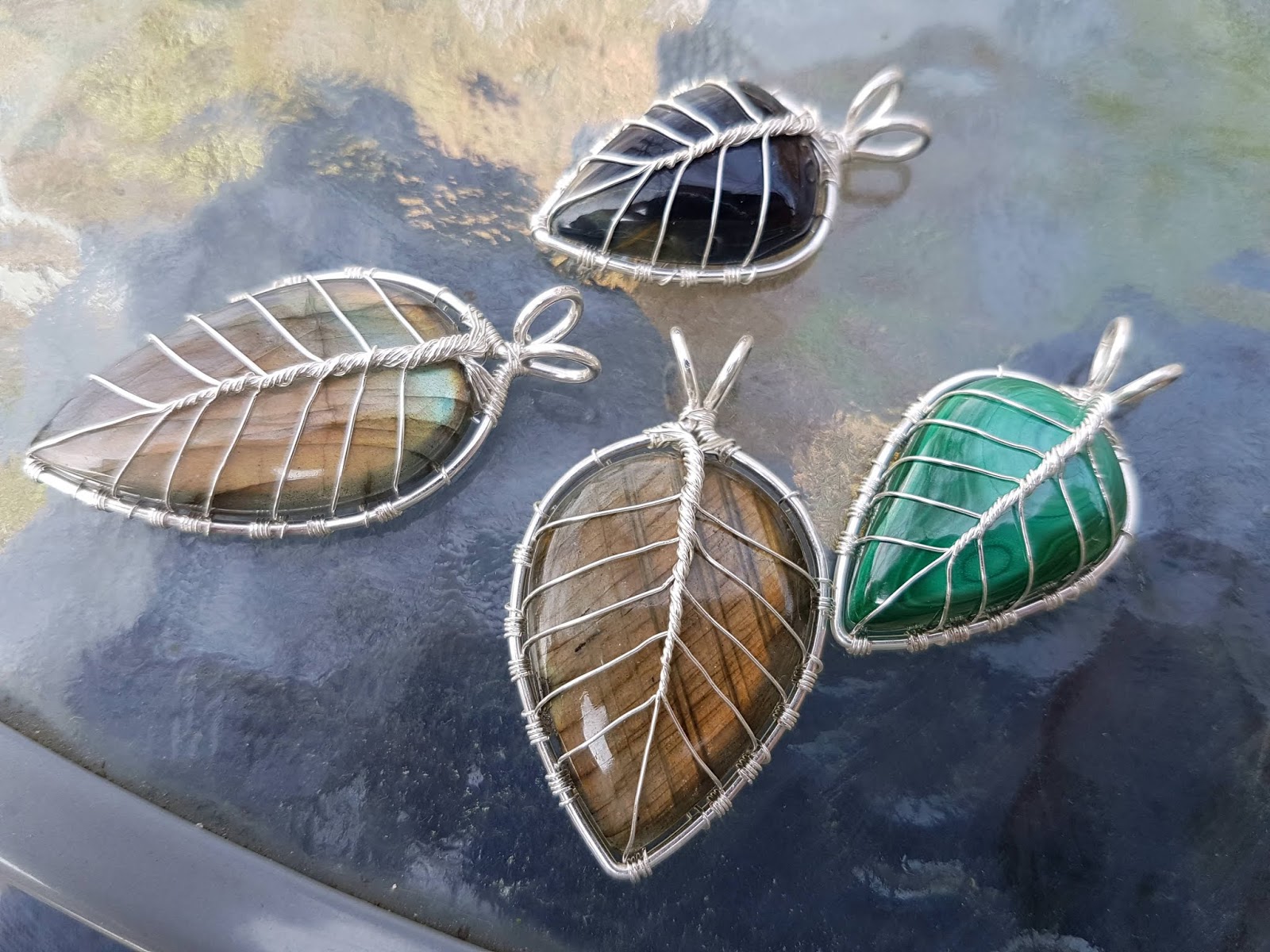 Jessy Herc Tutorial Wirewrap leaf pendant with a gemstone
