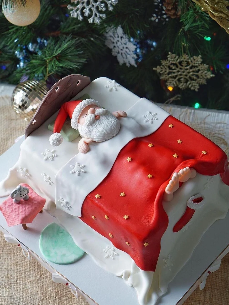 Sleeping Santa clause cake.