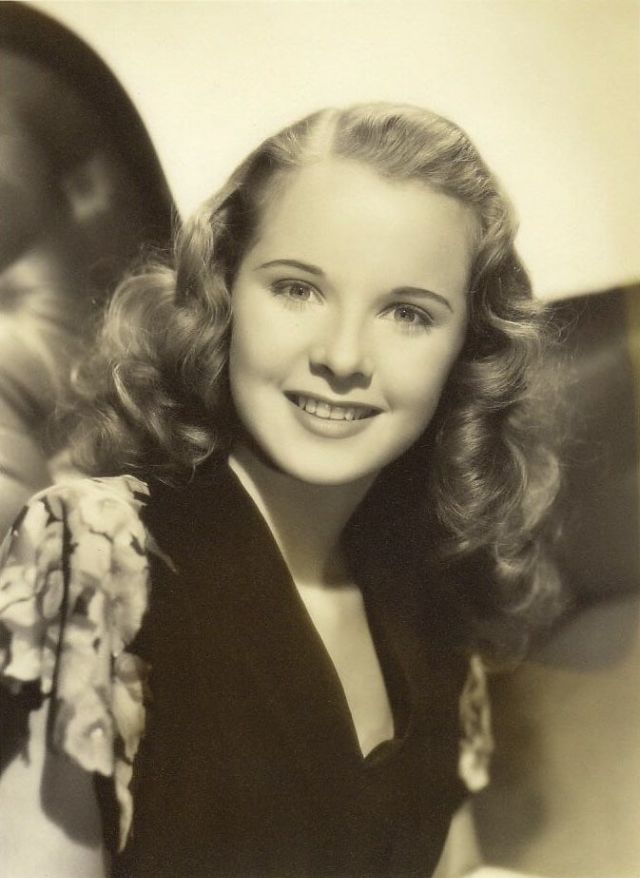 30 Glamorous Photos of Mona Freeman in the 1940s and ’50s Vintage