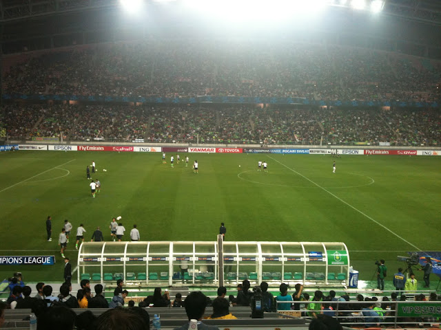 The teams warm up