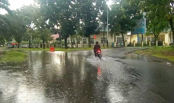 banjir di jalan raya depan Kantor Dinas PUPR Pasaman Barat