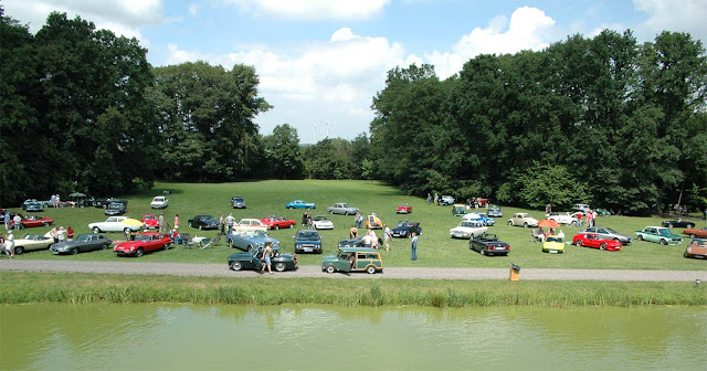 Auf der anderen Seite des Schlossparkes stehen die Oldtimer die nicht am Wettbewerb teilnehmen. Oldtimer parken auf Wiese im Schlosspark