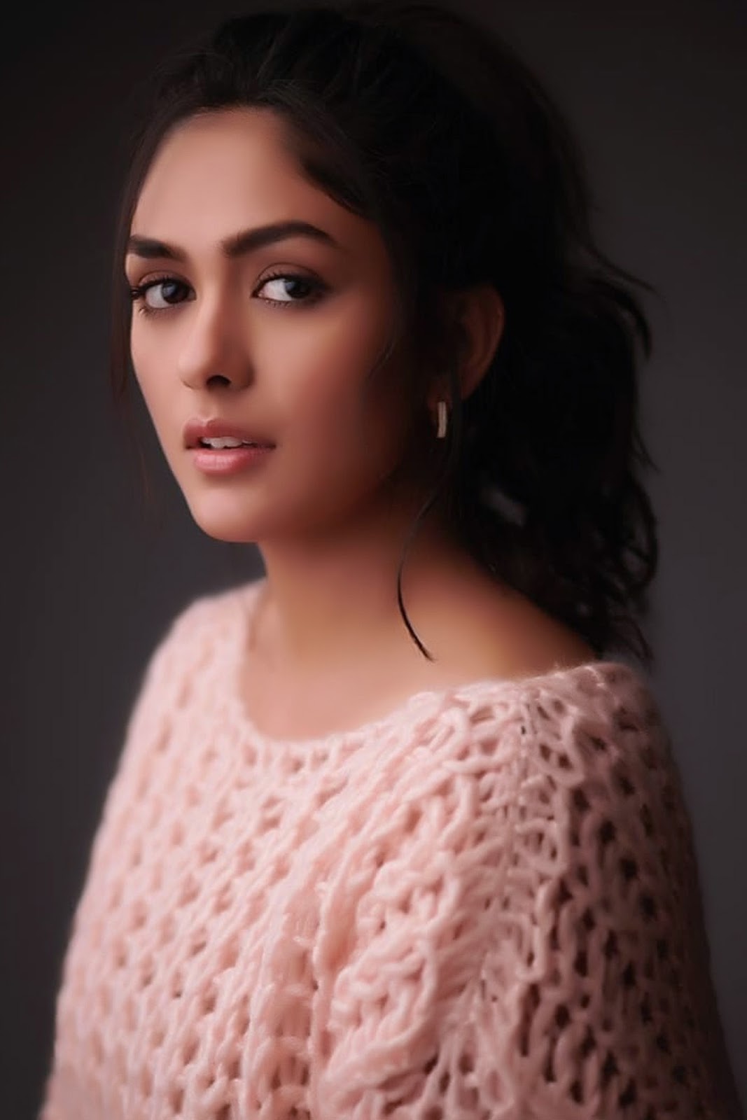Mrunal Thakur Photos HD [20+]