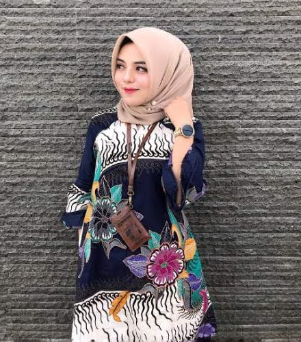 Model baju batik kombinasi kain polos untuk wanita