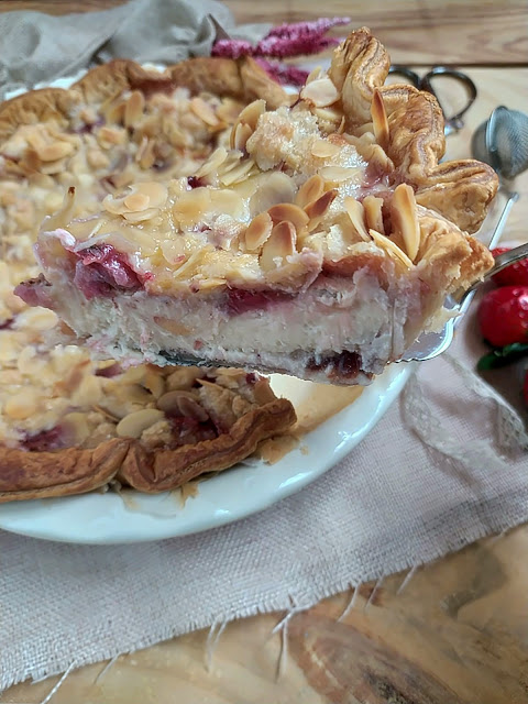 Receta de tarta de queso mascarpone con fresas y crumble de almendras. Tarta sbriciolata. Cheesecake. Postres para el día de la madre. Hojaldre Lidl Horno Cuca