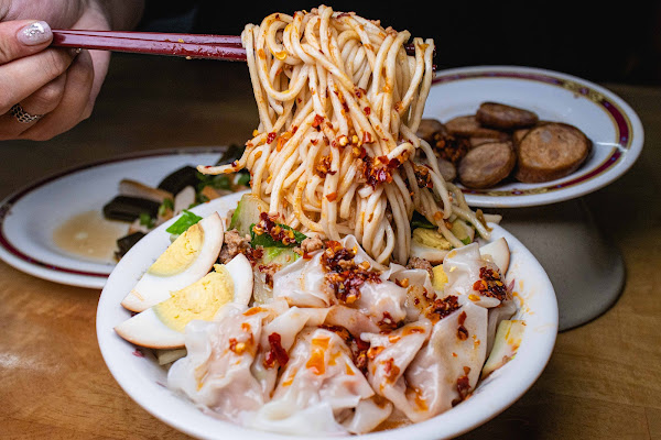 台南麵食【冷家麵店】南區美食!起家自水交社的眷村老味道一賣就是半世紀!除了牛肉麵水餃滷味更有獨家的豆腐香腸與季節限定獅子頭!