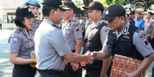 Kapolres Pati Beri Penghargaan Polisi Berprestasi Kapolres Pati Beri Penghargaan Polisi Berprestasi