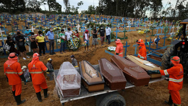 Sem espaço para enterrar as vítimas da Covid-19, Manaus empilha caixões