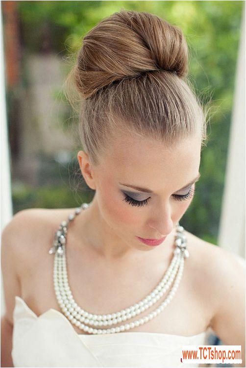 Hai kiểu tóc đẹp dịu dàng cho cô dâu Hai kiểu tóc đẹp dịu dàng cho cô dâu