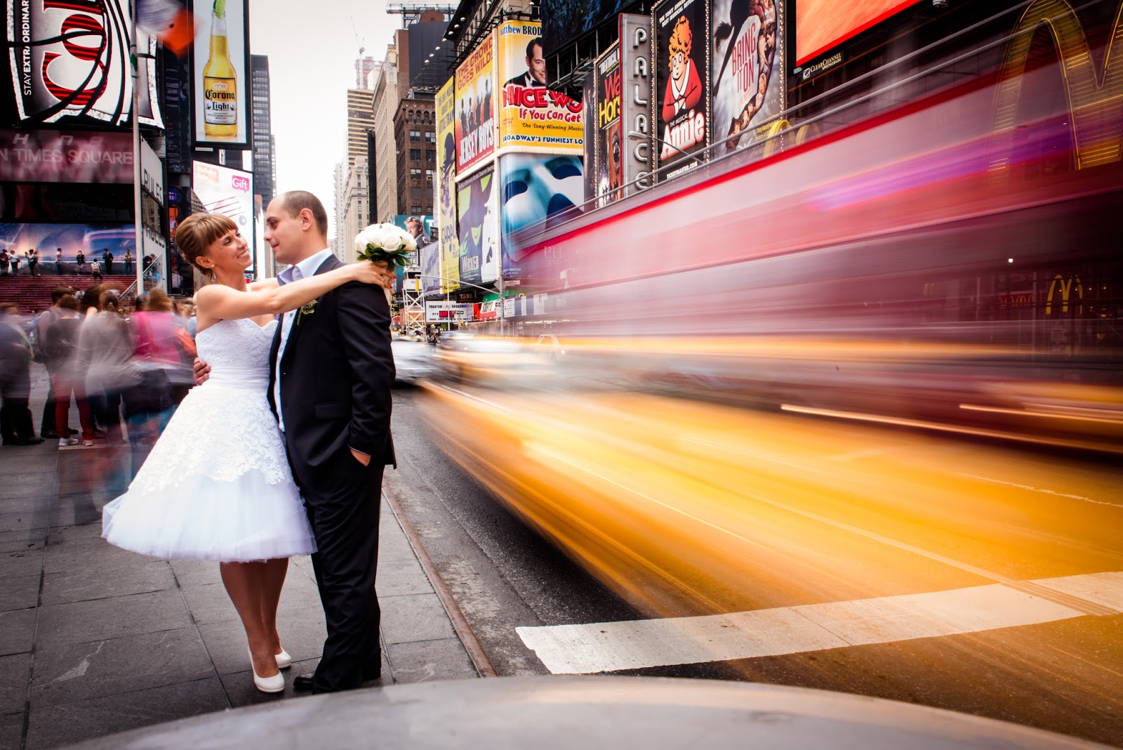 Wedding Pictures On Time Square Affordable Photographer In Fun Pictures Where The Best Place For Time Square Brooklyn Bridge Park