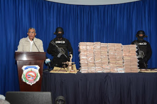 DNCD Y MP desmantelan laboratorio en Azua, y ocupan 132 paquetes, presumiblemente es cocaina‏ 