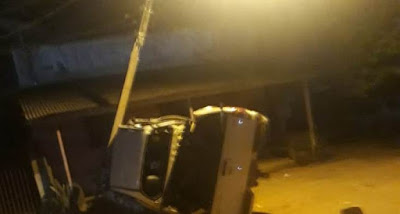 Homem tenta fugir da mulher ao ser flagrado com amante, bate em poste e capota caminhonete