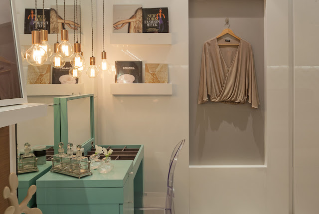 Quarto de casal com penteadeira turquesa por Carmen Calixto. Blog Achados de Decoração Quarto de casal com penteadeira turquesa por Carmen Calixto. Blog Achados de Decoração