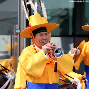 Ajeossi coreano tocando la trompeta