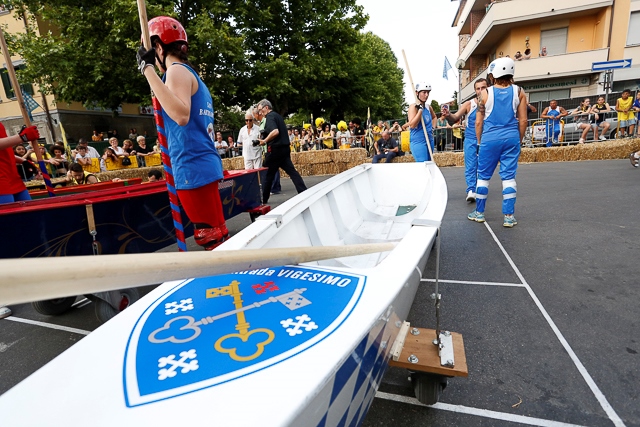 Castelfranco-di-sotto-palio-barchini-con-ruote