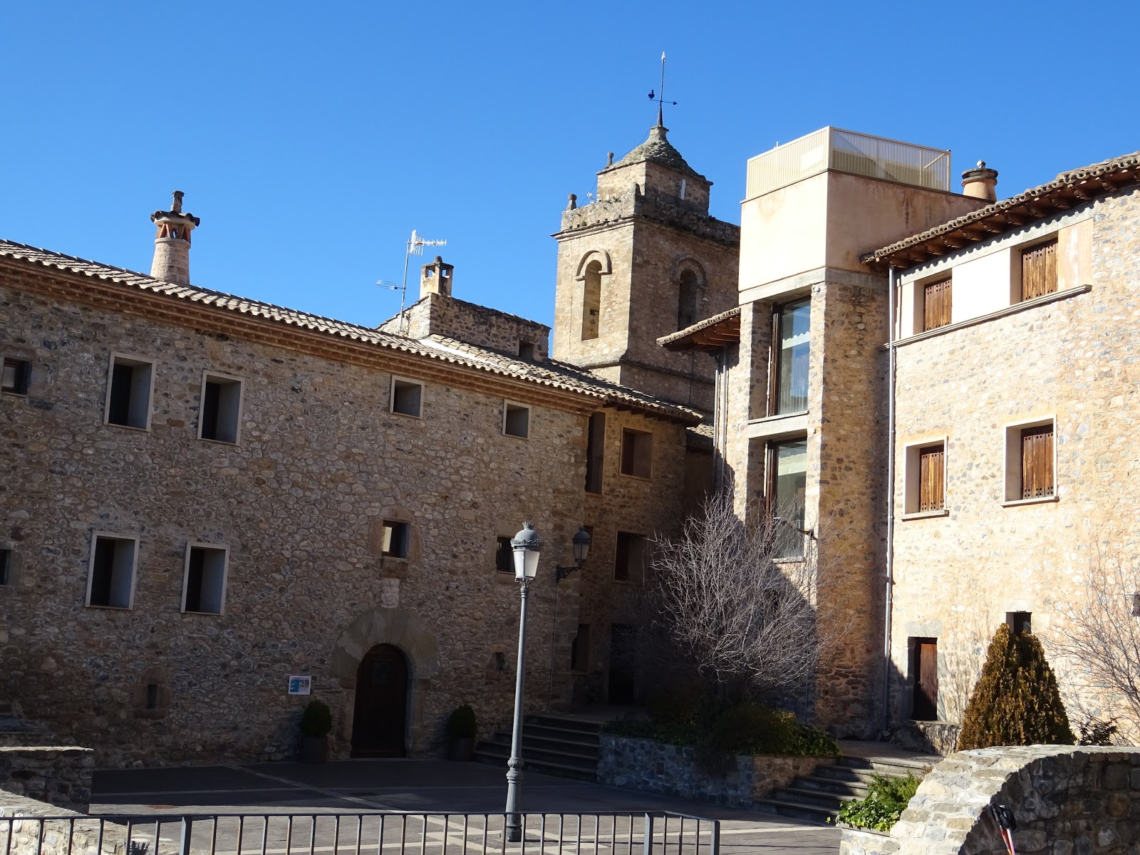 ARTÍCULOS, RESEÑAS LITERARIAS Y EXCURSIONES Carlos Bravo Suárez MESÓN