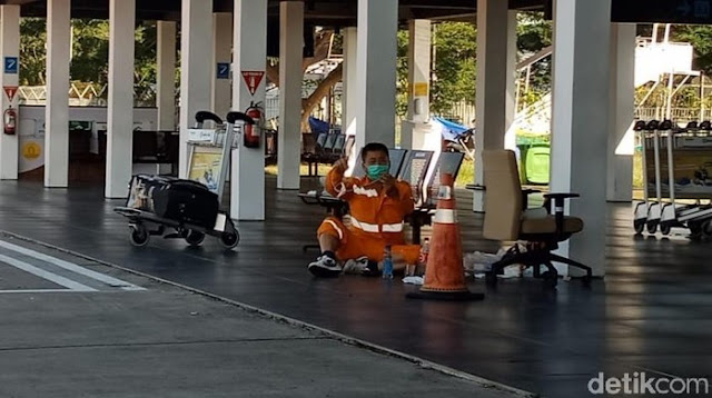 Enggan Balik ke Jember, TKA China yang Ngambek Bertahan di Bandara Banyuwangi Enggan Balik ke Jember, TKA China yang Ngambek Bertahan di Bandara Banyuwangi