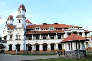 Sejarah Lawang Sewu Sejarah Lawang Sewu Lawang Sewu dalam Bahasa Indonesia berarti Pintu Seribu. Itu karena gedung memiliki banyak pintu dan jendela berukuran besar bercorak kuno. Gedung merupakan rancangan arsitek Belanda C Citroen dari Firma JF Klinkhamer dan BJ Quendag tahun 1903 dan selesai tahun 1907. Gedung awalnya untuk kantor Nederlands-Indische Spoorweg Maatschappij atau NIS, perusahaan kereta api Belanda. Bagian depan bangunan bersejarah ini berhiaskan menara kembar model gothic dan terbagi menjadi dua area, memanjang kebelakang mengesankan kokoh, besar dan indah. Arsitektur Lawang Sewu bergaya art deco bercirikan ekslusif yang berkembang pada era 1850-1940 di Benua Eropa. Bangunan menghadap ke Taman Wilhelmina yang