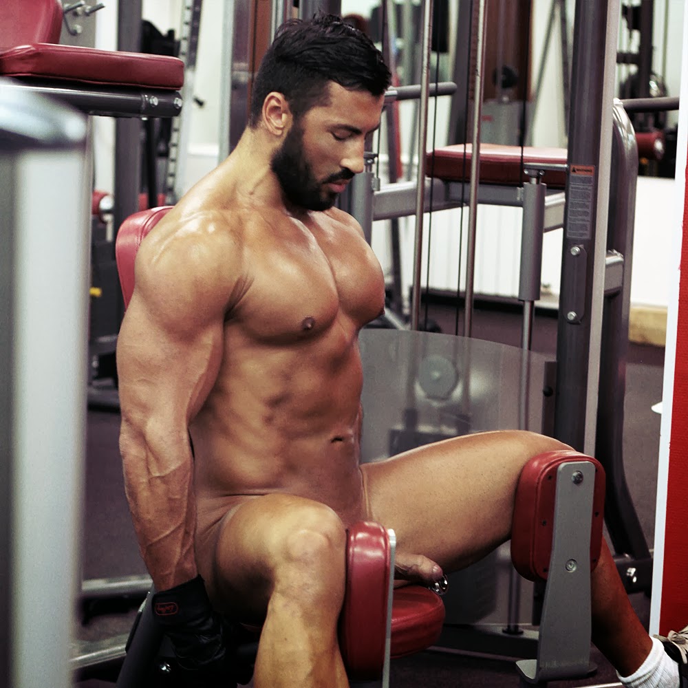 ★ Bulge and Naked Sports man : Gym Cockout Training (1) .