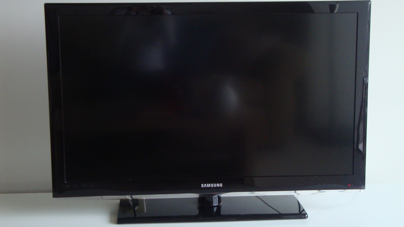 Apt948 Furniture Sale Samsung TV 40" LCD HDTV, 380