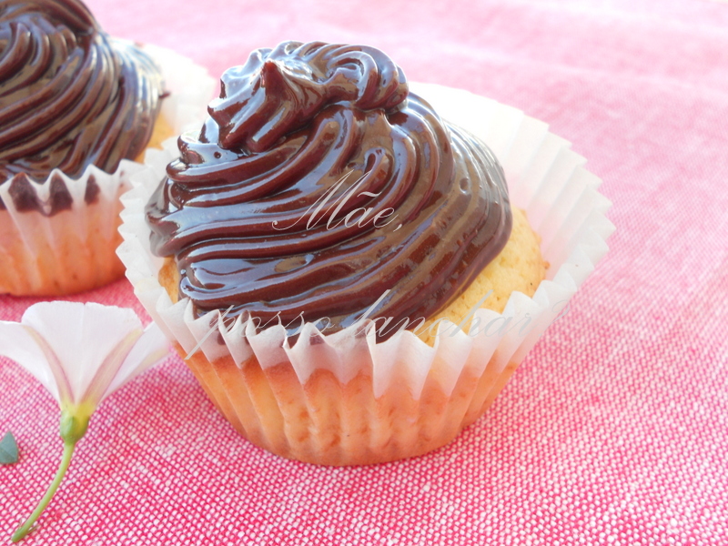Mãe, posso lanchar? Muffins de baunilha com cobertura de chocolate