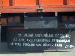 Kreatif, Gambar dan Tulisan Unik di Belakang Truk yang Bisa Bikin Kamu Ketawa Ketiwi Sendiri