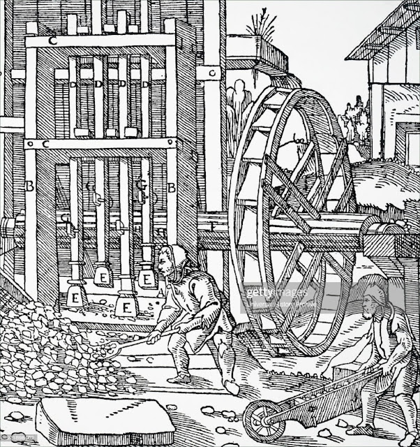 Средневековая дробилка руды. Гравюра Georgius Agricola (1494—1555)