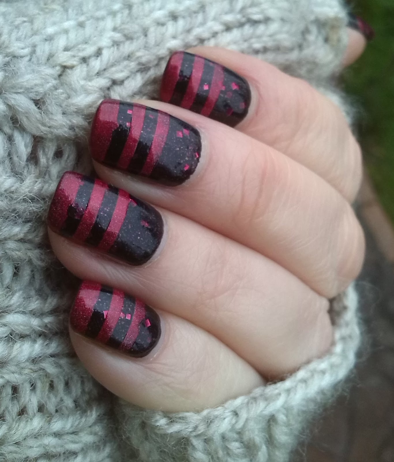 Stripes using smART nail stencils P018