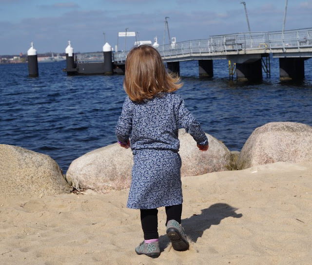 Maritime Lieblingsstücke: Kindermode von piapaul (mit Rabattcode und Verlosung) Kinder Mädchen Kleid Blümchen Blumen geblümt blau weiß Band Rock