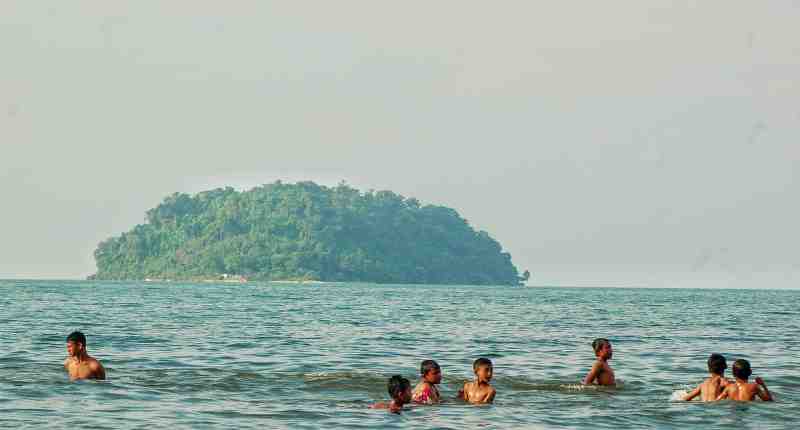 Kesejukan Pantai Gua Manik