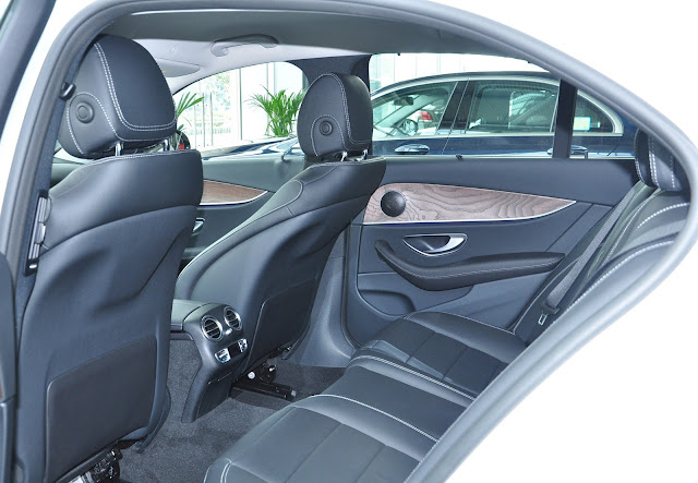 Khoang sau Mercedes E200 Khoang sau Mercedes E200 thiết kế rộng rãi và thoải mái