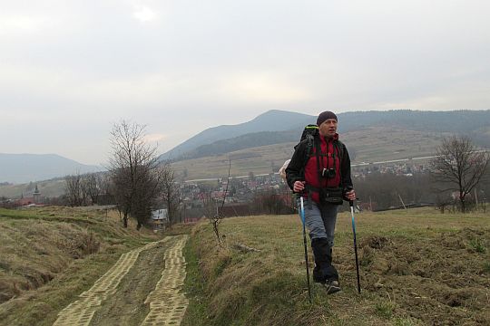 Lekko w górę na grzbiet.