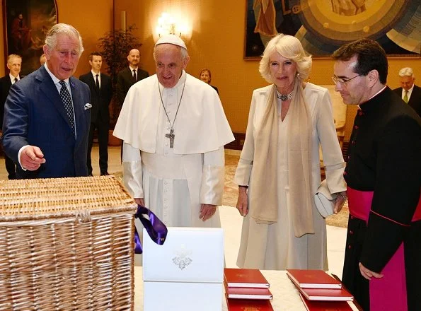 Prince Charles and his wife , Duchess Camilla of Cornwall met with Pope Francis at the Apostolic Palace in Vatikan. Duchess Camilla wear Pearl necklace