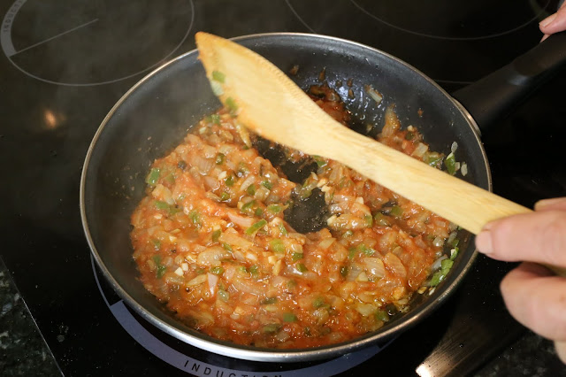 Preparación de pimientos del piquillo rellenos de carne con salsa de langostinos