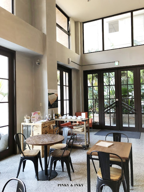 大廳擺放著幾張桌椅，讓初進旅店的遊客可以稍做休息，服務人員會先送上一杯很特別的「羅氏秋水茶」讓大家解解渴