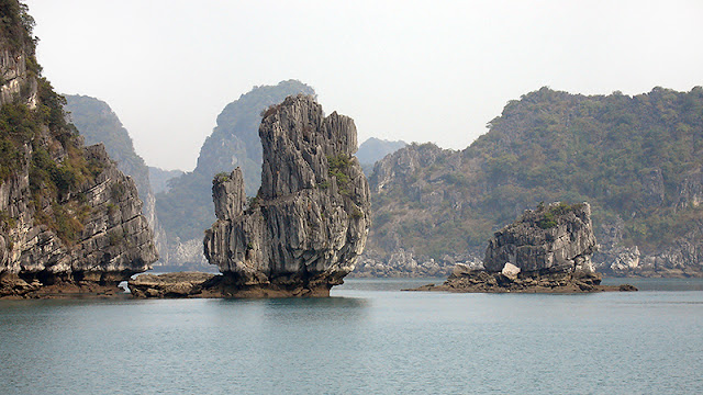 Rochers sculptés sur la baie d'Along, Vietnam