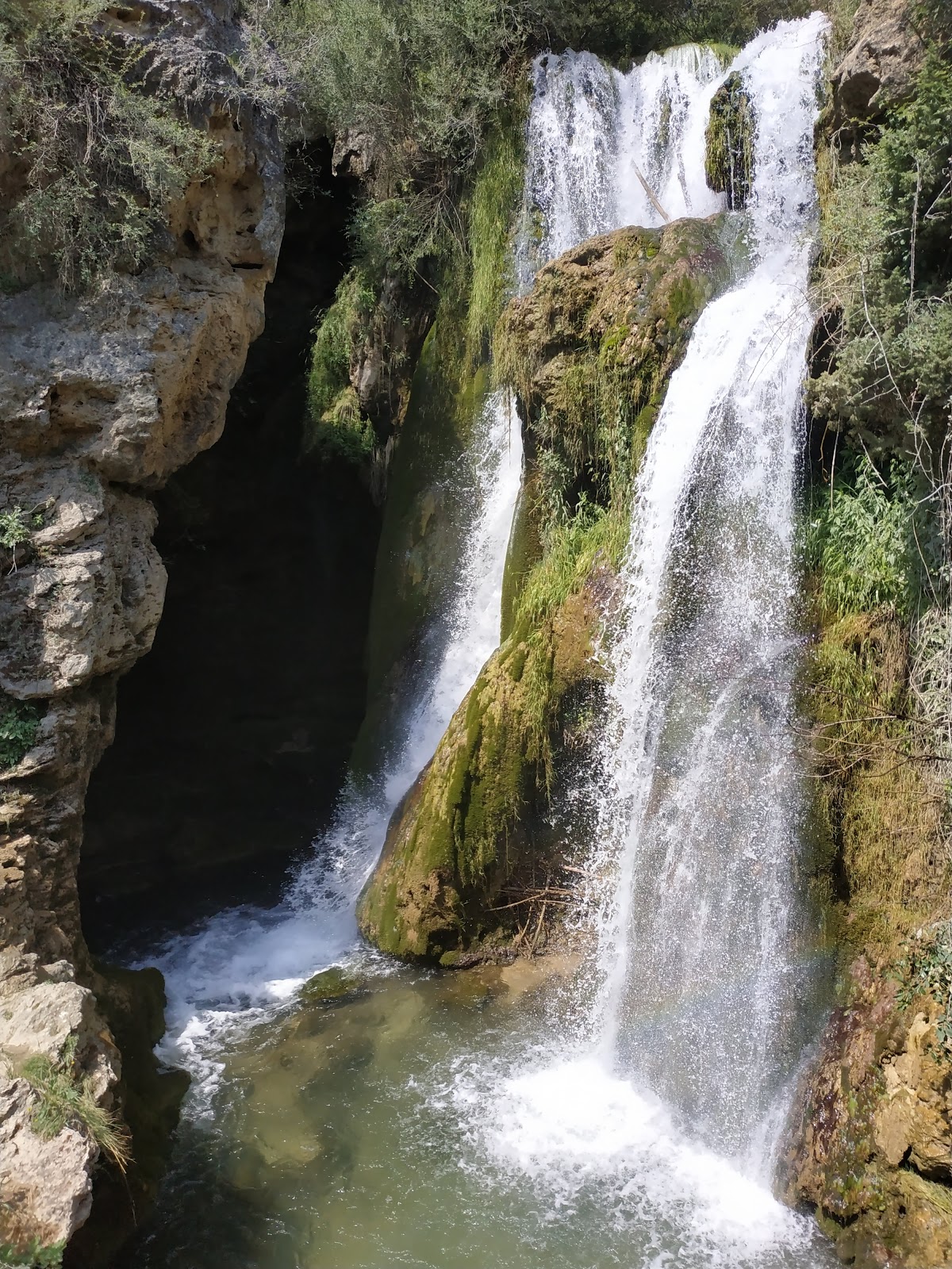 Foto de Cascada y Nacimiento Arroyo en Nogueruelas, Teruel