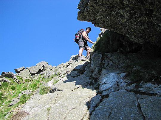 Kawałek skalistego zejścia na Dziurawą Przełęcz.