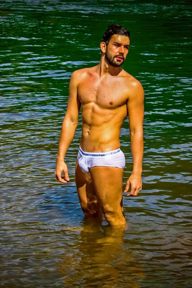 Gabriel Rodrigues posa para ensaio sensual às margens de um rio. Foto: Muel Tsunamy 